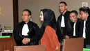 Mantan Gubernur Banten Ratu Atut Chosiyah usai menjalani sidang vonis di Pengadilan Tipikor, Jakarta, Kamis (20/7). Tindakan Ratu Atut telah mengakibatkan kerugian negara sebesar Rp 79 miliar. (Liputan6.com/Helmi Afandi)