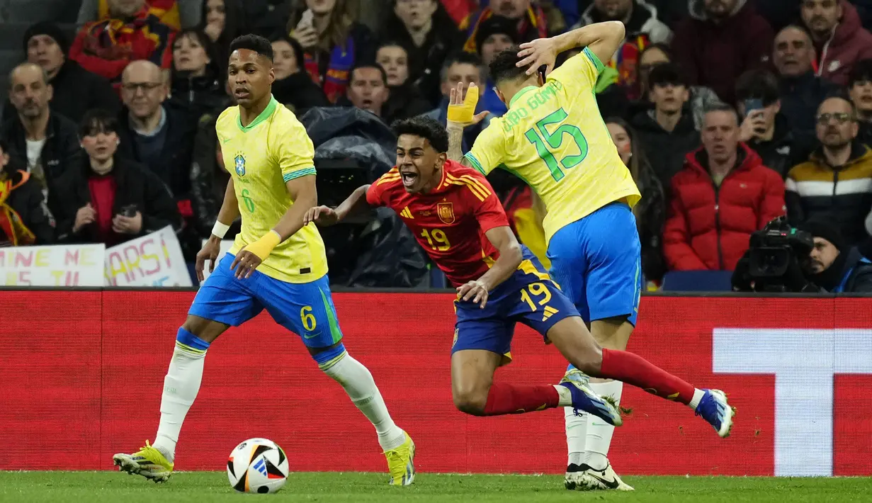Sayap kanan Barcelona berusia 16 tahun, Lamine Yamal diturunkan Timnas Spanyol dalam dua laga uji coba pada jeda Internasional Maret 2024 menghadapi Kolombia dan Brasil. Saat menghadapi Kolombia (22/3/2024) dengan hasil kalah 0-1 ia hanya bermain 18 menit sebagai pemain pengganti. Sementara pada laga kedua saat jumpa Brasil (26/3/2024) dengan hasil imbang 3-3 ia tampil penuh 90 menit dan sukses menyumbang dua assist. Hingga kini ia telah mengoleksi 6 caps bareng Timnas Spanyol dengan torehan 2 gol dan 2 assist. (AP Photo/Jose Breton)