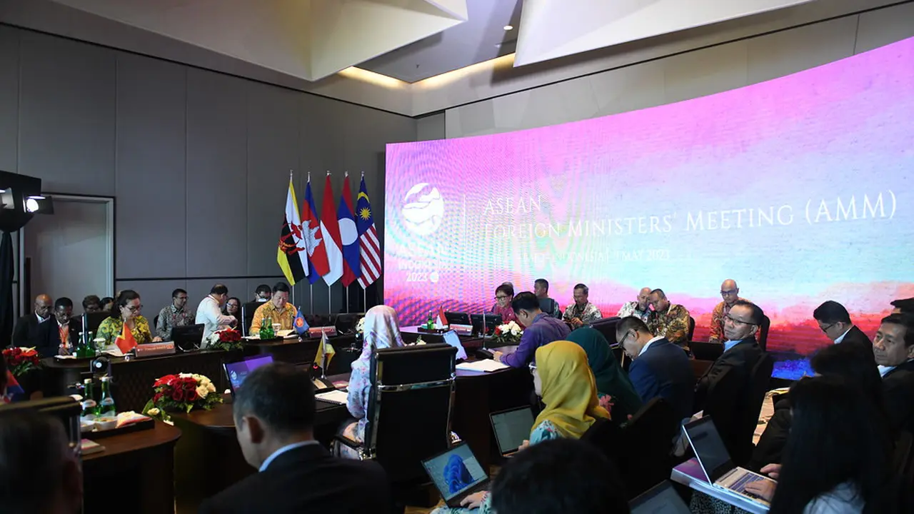 Menteri Luar Negeri Retno Marsudi membuka pertemuan ASEAN Foreign Ministers' Meeting sebagai rangkaian acara KTT ke-42 ASEAN 2023 di Labuan Bajo, Nusa Tenggara Timur pada 9 Mei 2023. (Foto: Sekjen ASEAN)