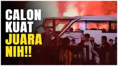 Ribuan Bobotoh menyambut kedatangan tim bus yang membawa rombongan tim Maung Bandung dii Graha Persib, Jalan Sulanjana, Kota Bandung, Minggu (16/2/2025) malam.