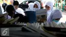 <p>Sejumlah siswa membaca buku dari mobil perpustakaan keliling di halaman sekolah, Jakarta, Jumat (4/9/2015). Sebelumnya sekolah SMPN 49 mengalami kebakaran dan menyebakan ruangkan perpustakaan ludes terbakar. (Liputan6.com/Yoppy Renato)</p>