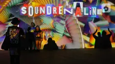 Pengunjung berfoto saat memasuki area festival musik Soundrenaline 2022 di Allianz Ecopark, Ancol, Jakarta Utara, Sabtu (26/11/2022). Festival musik Soundrenaline 2022 menampilkan musisi seperti Hollow Coves, Weezer, Neck Deep, Clean Bandit, Isyana Sarasvati, Pure Saturday yang berlangsung pada 26 dan 27 September 2022. (Liputan6.com/Herman Zakharia)
