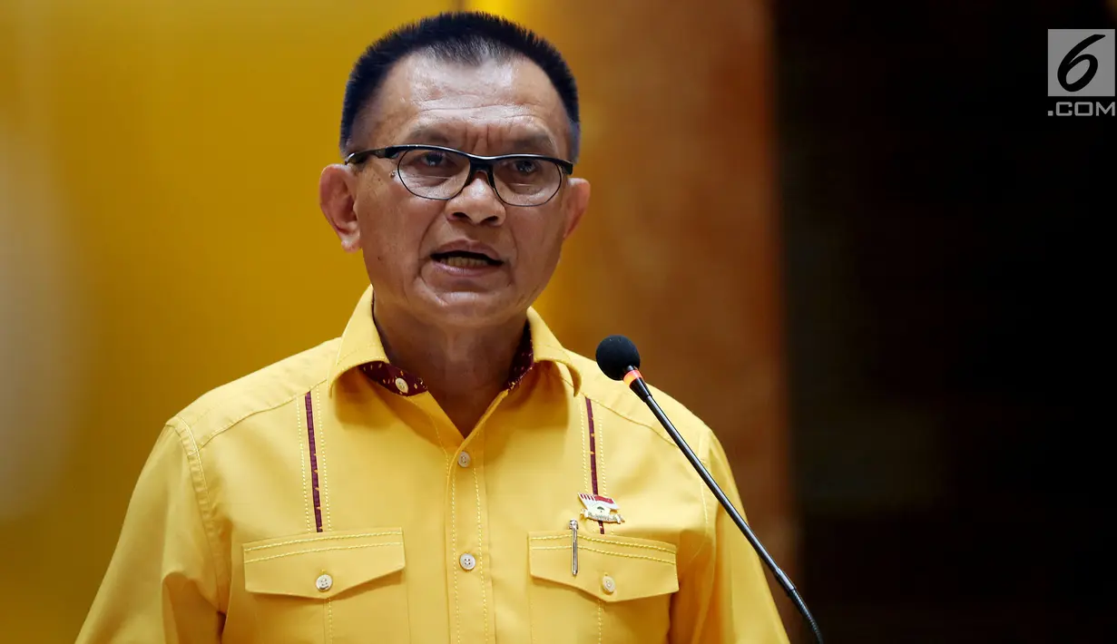 Sekjen Partai Golkar Letnan Jenderal Purnawirawan Lodewijk Freidrich Paulus saat mengumumkan struktur kepengurusan baru Partai Golkar periode 2018-2019 di DPP Partai Golkar, Slipi, Jakarta, Senin (22/1). (Liputan6.com/JohanTallo)