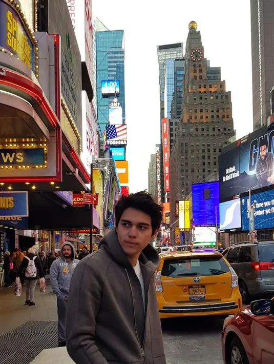 Sebuah tantangan baru menjalani syuting di New York dalam kondisi musim semi. Serial Magic Hour The Series akan tayang pada 18 Desember 2017 melalui IFLIX. Lokasi syuting series ini di lakukan di Indonesia dan Amerika Serikat. (Instagram/bouttier_maxime)