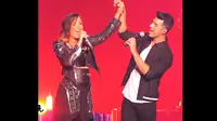 Joe Jonas Beri Kejutan pada Demi Lovato di Panggung