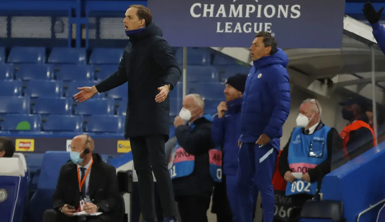 Pelatih Chelsea, Thomas Tuchel saat menyaksikan pemainnya bertanding melawan Real Madrid pada leg kedua semifinal Liga Champions di Stamford Bridge di London, Kamis (6/5/2021). Chelsea menang atas Madrid 2-0 dengan aggregat 3-1. (AP Photo/Alastair Grant)