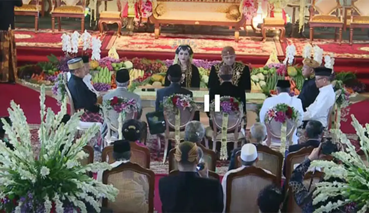 Di Gedung Graha Saba Buana, Bobby Nasution akhirnya mengikrarkan janji sucinya untuk menikahi putri dari Presiden Joko Widodo. Dengan saksi nikah, Wakil Presiden Jusuf Kalla dan Darmin Nasution. (Vidio.com)
