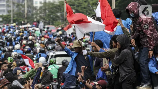 FOTO: Tolah UU Cipta Kerja, Mahasiswa Konvoi Menuju Gedung DPR