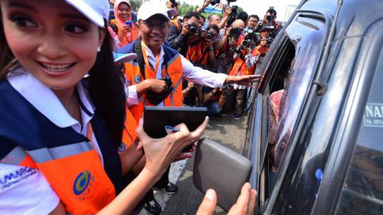 Artis cantik jual e-toll card bareng Dahlan Iskan