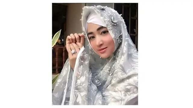 7 Potret Dewi Perssik saat Pakai Hijab, Tuai Pujian