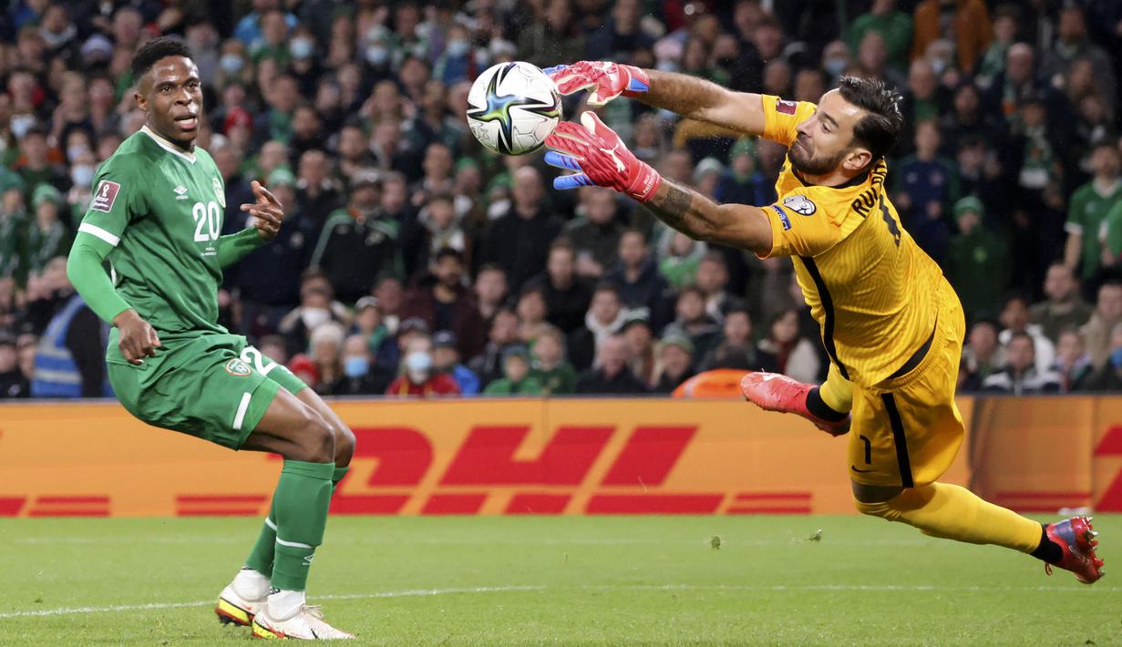 Di sisi lain, Republik Irlandia yang tertekan memanfaatkan strategi counter attack untuk membuat peluang. Mereka berhasil menciptakan ancaman ke gawang yang dijaga Rui Patricio (kanan) lewat tandukan Chiedozie Ogbene di menit-menit akhir babak pertama. (AP/Peter Morrison)