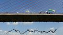 Ratusan orang melompat menggunakan tali dari jembatan yang memiliki ketinggian 30 meter di Hortolandia, Brasil, Minggu (10/4). Sebanyak 149 orang mencoba membuat rekor dunia dengan melompat bersama dari atas jembatan. (REUTERS/Paulo Whitaker)