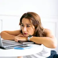 Terlalu lama menatap layar laptop di kantor bisa membuat punggung kaku. [Dok/Pexels.com/Anna Tarazevich].