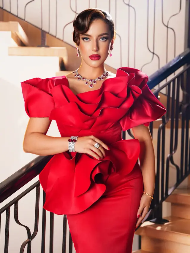 Pesona Lady in Red, Tasya Farasya Tampil Bak Ikon Gatsby di Pemotretan Terbarunya