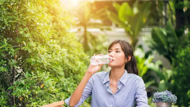 Manfaat Minum Air Putih 2 Liter Sehari [Dok/freepik.com]