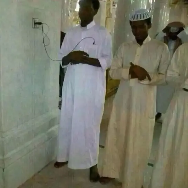 6 Potret Orang Ngecas HP di Ketinggian Ini Bikin Tepuk Jidat, Penuh Usaha