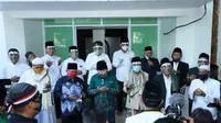 pasangan calon wali kota dan wakil wali kota Surabaya, Machfud Arifin-Mujiaman di antara para kiai dan ulama saat mendaftar ke KPU Kota Surabaya. (Istimewa)