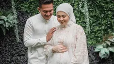 Belakangan ini, pemilik nama lengkap Sarasefeika Kesha juga kerap bagikan foto dengan pamerkan baby bump nya yang sudah semakin membesar. Kesha dan sang suami, Adhi juga tak sabar menantikan kehadiran sang buah hati keduanya ini. (Liputan6.com/IG/@kesharatuliu05)