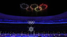 Kembang api berbentuk Cincin Olimpiade meledak di atas Stadion Nasional saat upacara penutupan Olimpiade Musim Dingin 2022, di Stadion Nasional, Beijing, China, Minggu (20/2/2022). Penutupan Olimpiade Musim Dingin 2022 dihadiri Presiden China, Xi Jinping. (AP Photo/Natacha Pisarenko)