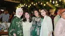 Acara ini dihadiri oleh keluarga serta rekan artis. Mereka kompak kenakan busana sentuhan warna hijau.