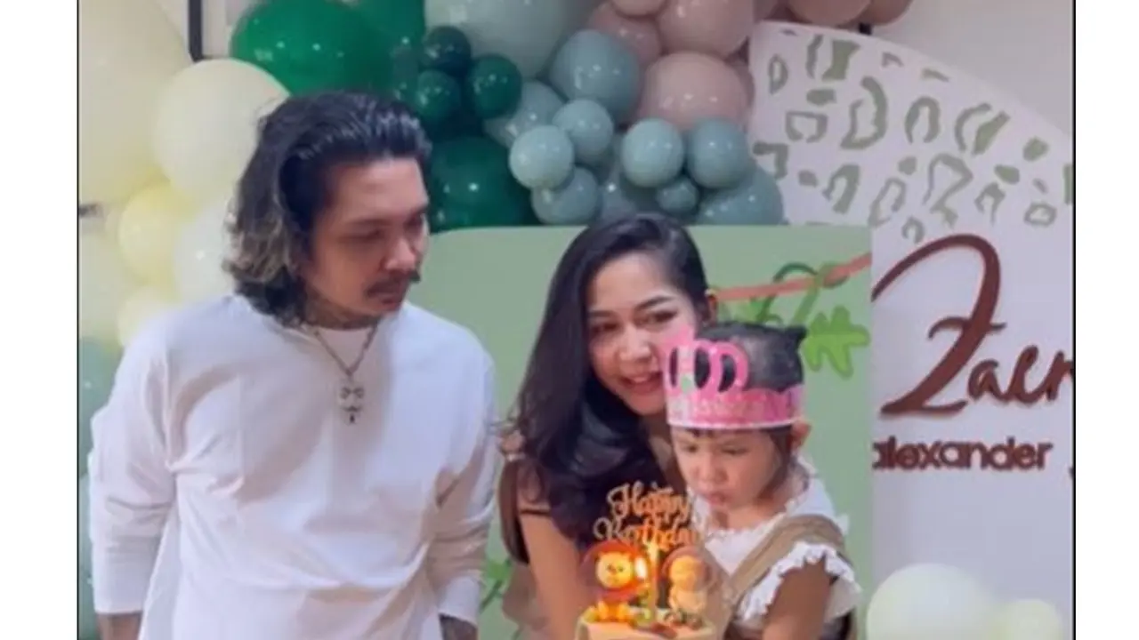 6 Potret Young Lex di Ultah Sang Anak, Tampil Berkumis Disebut Mirip Limbad