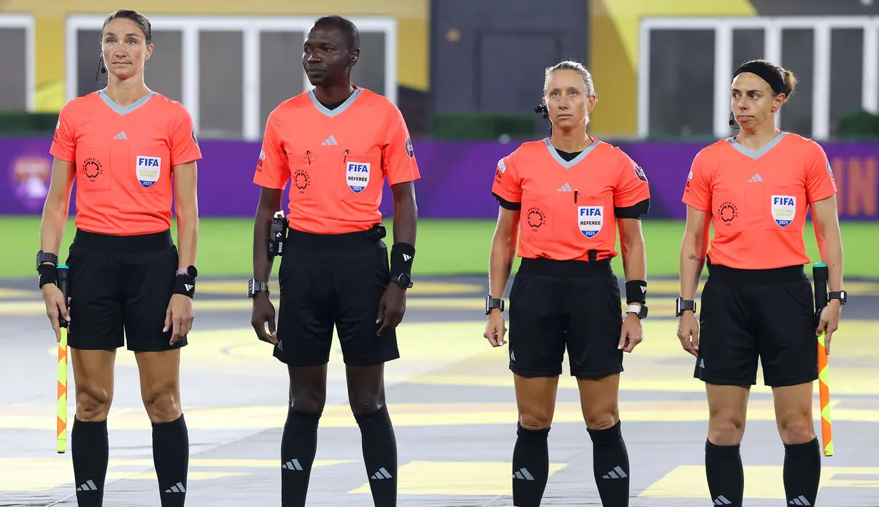 Wasit utama Tori Penso (kedua kanan) bersama hakim garis, Kathryn Nesbitt (kiri) dan Brooke Mayo (kanan) serta wasit ketiga Kathryn Nesbitt saat laga Grup H Piala Dunia Antarklub 2025 antara Al Ain melawan Juventus di Audi Field, Washington, Amerika Serikat, Kamis (19/06/2025). (AFP/Kevin C. Cox)