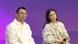 Menutup tahun, RANS siap menggelar ajang olahraga Padel terbesar bertajuk Padel Wars Presented by Simpati yang akan menghadirkan para legenda sepak bola dunia. Tampak dalam foto, pasangan selebritas Raffi Ahmad dan Nagita Slavina saat memberi keterangan terkait gelaran ajang olahraga Padel terbesar bertajuk Padel Wars Presented by Simpati di Jakarta, Senin (10/11/2025). (KapanLagi.com/Budy Santoso)