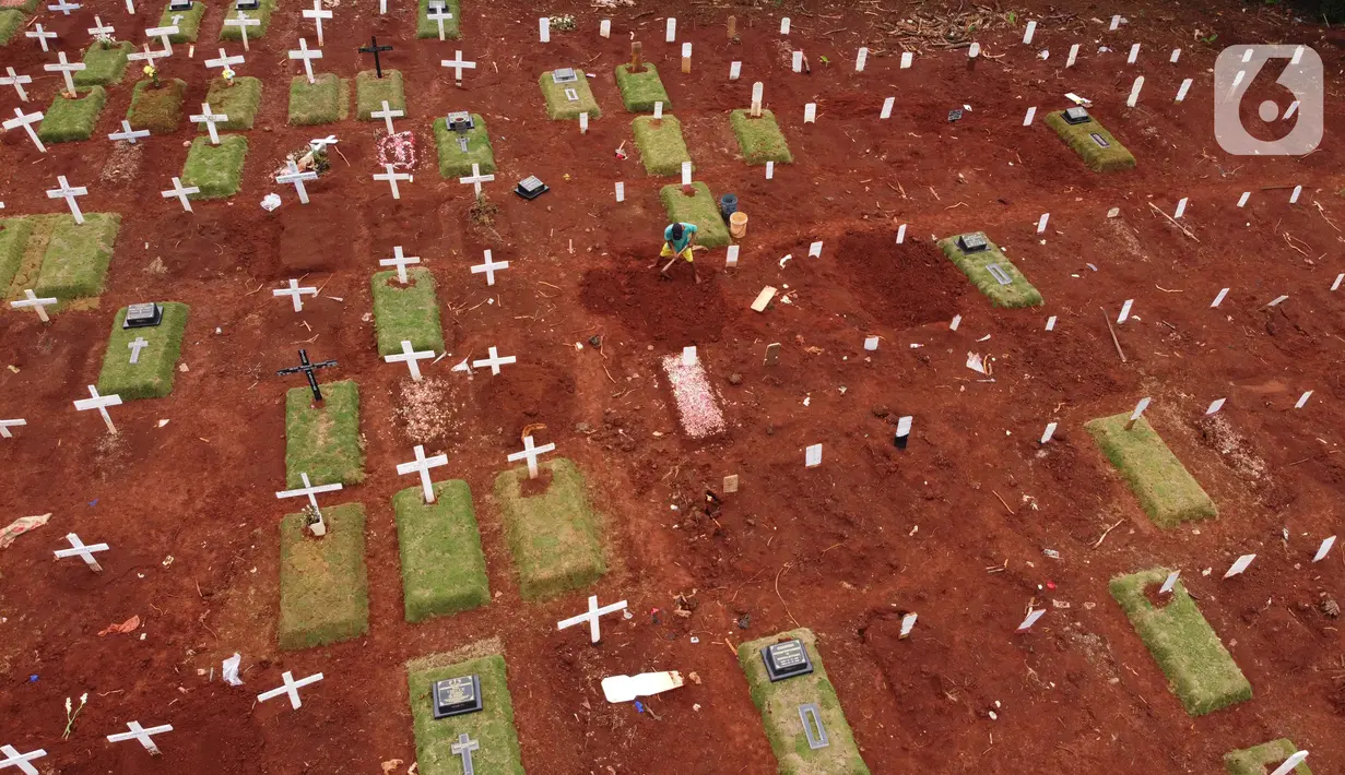 Foto udara menggambarkan petugas sedang melakukan perawatan lokasi pemakaman jenazah yang diduga terinfeksi Covid-19 di TPU Pondok Ranggon, Jakarta, Kamis {30/4/2020). Sejumlah makam terlihat mulai dipasangi rumput dan batu nisan. (Liputan6.com/Helmi Fithriansyah)
