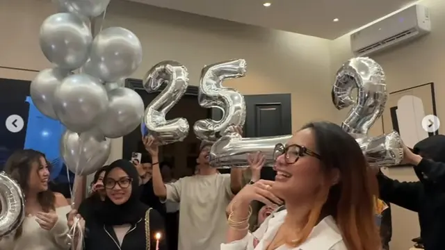 6 Potret Kejutan Ultah Aaliyah Massaid ke-23, Keluarga Ramai Kelilingi Tempat Tidurnya