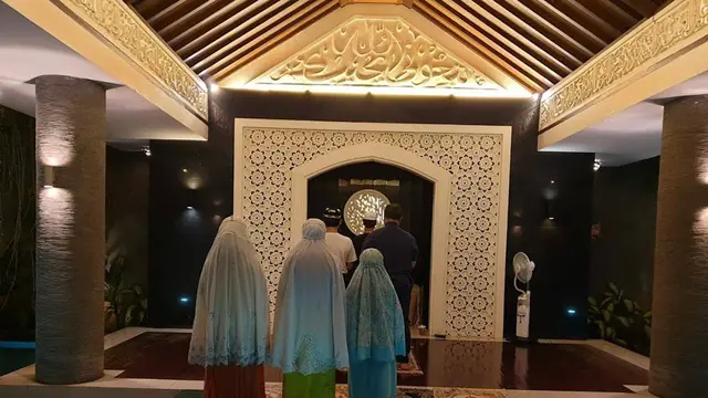 6 Potret Musala Ary Ginanjar yang Curi Perhatian, Di Atas Kolam Renang