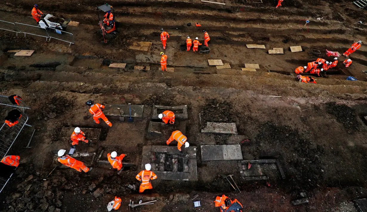 Aktivitas saat arkeolog menggali pemakaman di bawah St James Gardens, London, Inggris, Kamis (1/11). Ini adalah salah satu dari lebih 60 situs arkeologi yang dibuat sebagai bagian dari pembangunan gedung baru. (ADRIAN DENNIS/AFP)