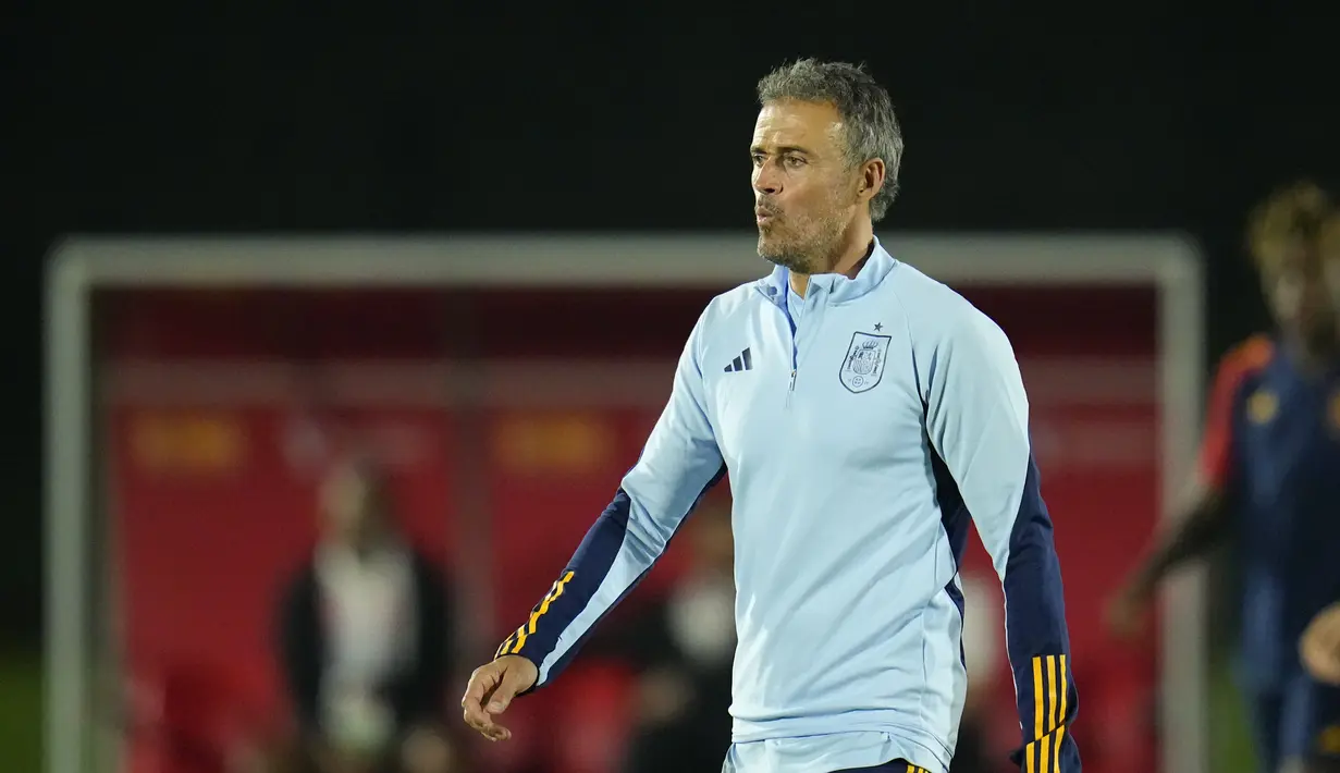 Pelatih kepala Spanyol Luis Enrique terlihat saat sesi latihan di Universitas Qatar, di Doha, Qatar, Selasa, 22 November 2022. Spanyol akan memainkan pertandingan pertamanya di Grup E Piala Dunia melawan Kosta Rika. (AP Photo/Julio Cortez)