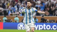 Pemain Timnas Argentina, Lionel Messi melakukan selebrasi setelah mencetak gol pertama Argentina melalui eksekusi penalti ke gawang Timnas Prancis dalam laga final Piala Dunia 2022 di Lusail Stadium, Lusail, Qatar, Minggu (18/12/2022) malam WIB. (AP Photo/Manu Fernandez)