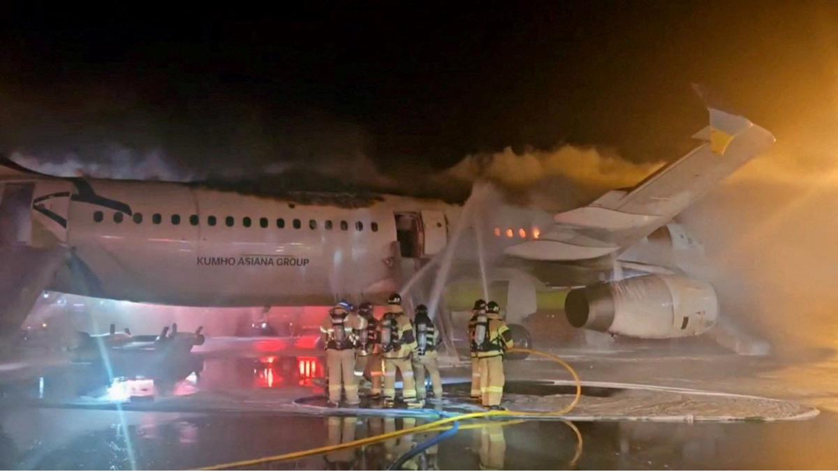 Pesawat Air Busan terbakar di Korea Selatan