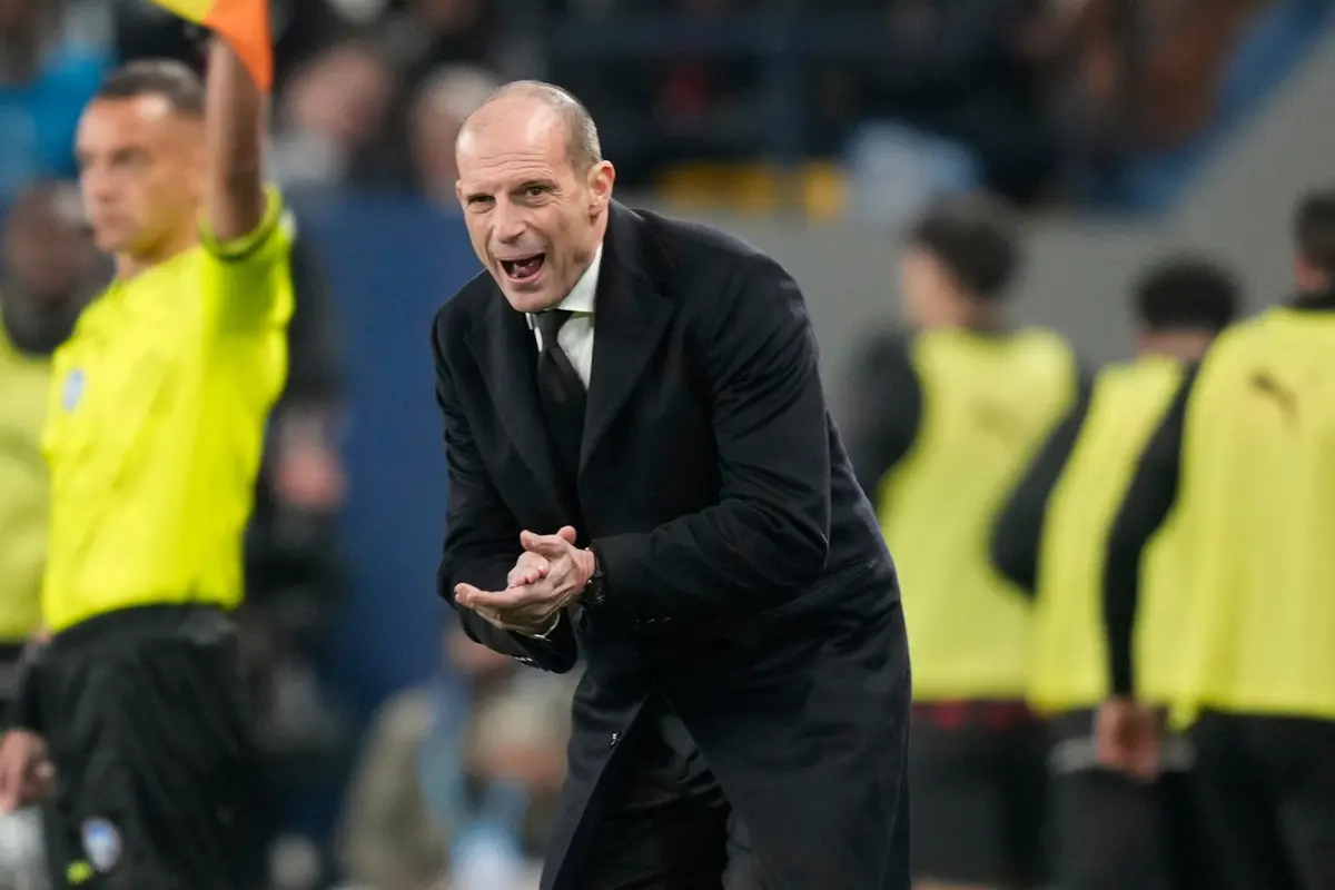 Massimiliano Allegri memberikan instruksi pada skuad AC Milan di laga lawan Napoli di semifinal Supercoppa Italiana di Stadion Universitas King Saud, Riyadh, Arab Saudi, Jumat (19/12/2025). (AP Photo/Altaf Qadri)