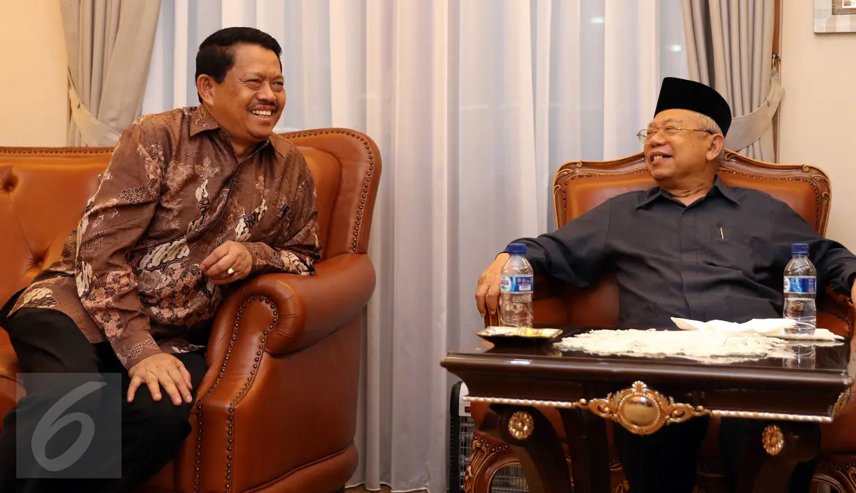 Ketua MUI Ma'ruf Amin (kanan) jelang memberi keterangan bersama Kapolri Tito Karnavian di Jakarta, Selasa (20/12). Keterangan terkait fatwa MUI tentang penggunaan atribut keagamaan non-Muslim. (Liputan6.com/Helmi Fithriansyah)