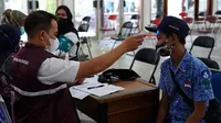 Salah seorang pelajar tengah mendapatkan pelayanan vaksinasi Covid-19 di Pendopo, Garut, Jawa Barat, beberapa waktu lalu. (Liputan6.com/Jayadi Supriadin)