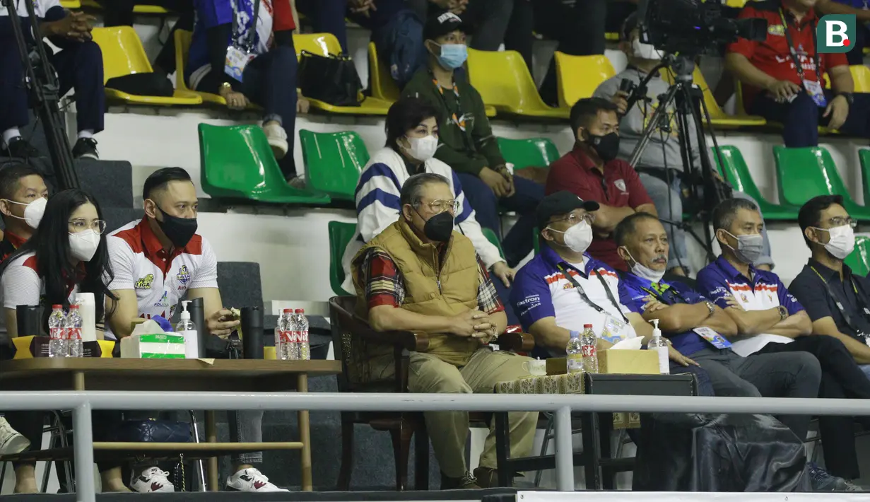 Presiden RI ke-6 Susilo Bambang Yudhoyono (SBY) tampak asyik saat menyaksikan pertandingan voli antara Bogor LavAni vs Jakarta Pertamina Pertamax pada laga PLN Mobile Proliga 2022 di Padepokan Voli Jenderal Polisi Kunarto, Sentul, Bogor, Minggu (16/1/2022). (Bola.com/M Iqbal Ichsan)