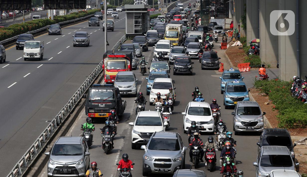 Kepadatan arus lalu lintas jalan Jenderal Gatot Subroto, Jakarta, Jumat (6/8/2021). Dirlantas Polda Metro Jaya mencatat, pada pelaksanaan PPKM level 4 minggu kedua terdapat kenaikan mobilitas warga Jakarta sebesar 26 persen dibanding saat PPKM Darurat dan PPKM Mikro. (Liputan6.com/Helmi Fithriansyah