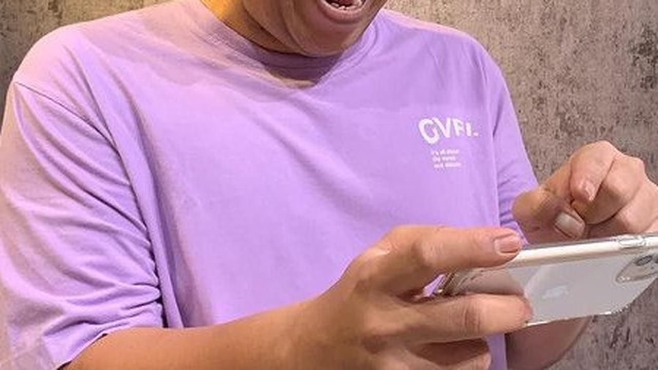 Tak hanya ditawari untuk satu episode, Gilang diberi surat kontrak untuk menjadi pemain tetap. Selama jadi bagian Lapor Pak Gilang sudah dua kali berganti peran, yaitu tahanan dan OB. Sayang, Gilang pernah dianggap kurang lucu oleh haters.