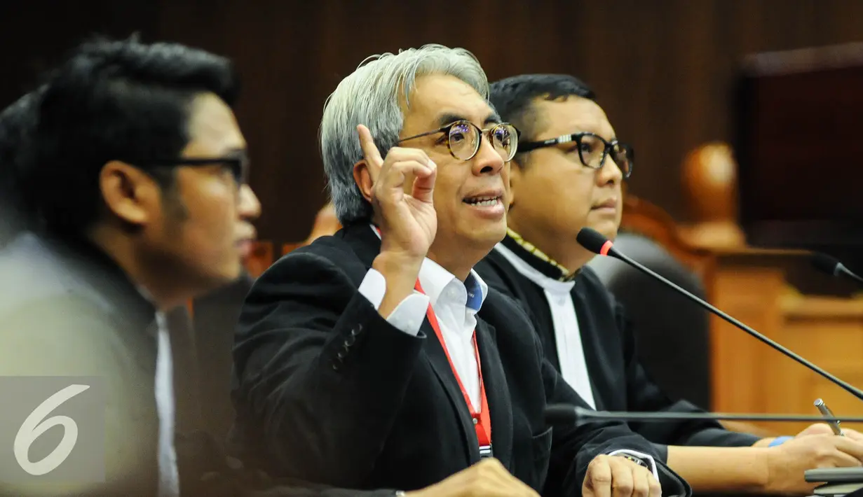 Sosiolog Imam B Prasodjo memberikan keterangan dalam Persidangan dalam Perkara Pengujian UU No.18 Tahun 2013 tentang Pencegahan dan Pemberantasan Perusakan Hutan (P3H)  di Mahkamah Konstitusi, Jakarta, Rabu (14/9). (Liputan6.com/Faizal Fanani)