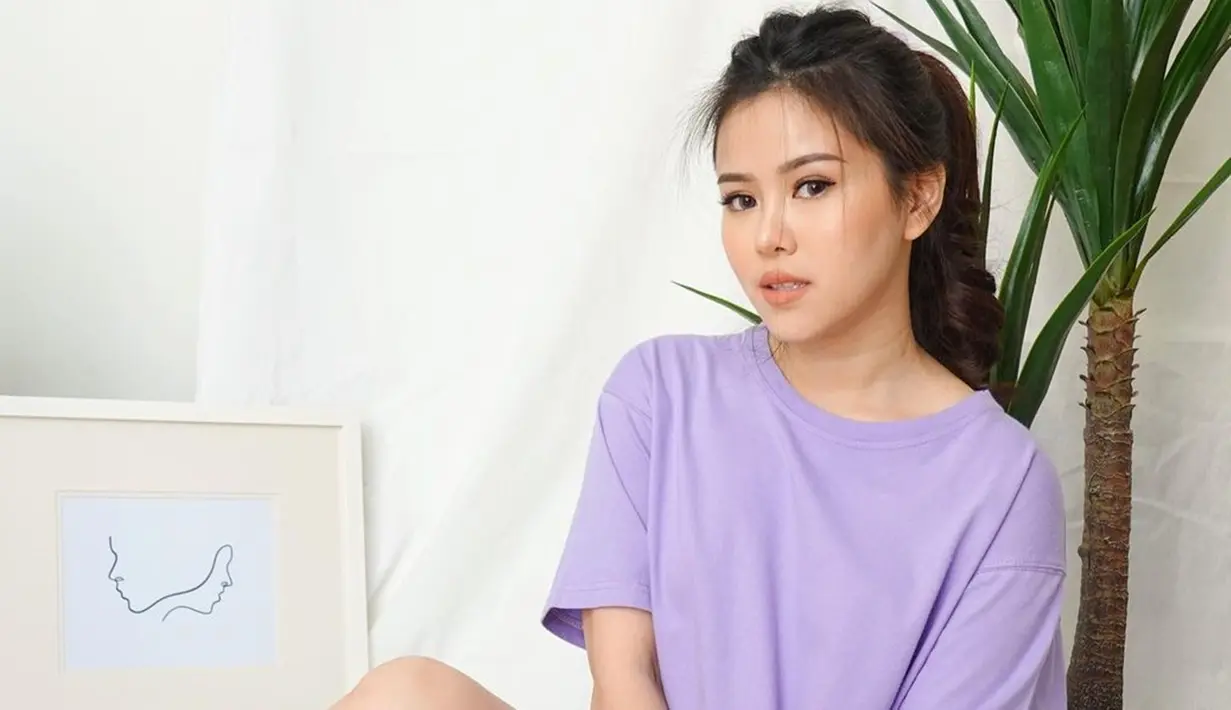 Berprofesi sebagai wedding singer, Melisa tentu selalu memperhatikan penampilannya. Namun di luar panggung, ia tampil kece dengan gaya kasual. Penampilannya lebih simpel dan stylish. (Liputan6.com/IG/@melisahart_)