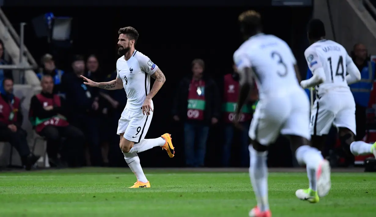 Penyerang Prancis, Oliver Giroud melakukan selebrasi usai mencetak gol ke gawang Swedia pada laga kualifikasi Piala Dunia 2018 di Friends Arena, Solna, Stockholm (9/6). Swedia menang atas Prancis dengan skor 2-1. (Marcus Eriksson/TT via AP)