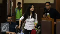 Jessica Kumala Wongso saat mengikuti sidang lanjutan kasus pembunuhan Mirna Salihin di PN Jakpus, Rabu, (21/9). Sidang menghadirkan saksi Ahli Patologi Forensik dari Australia, Michael David Robertsondi. (Liputan6.com/Helmi Afandi)