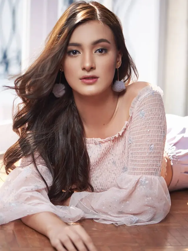 Biasa Tampil Natural, Ini 6 Potret Mawar Eva dengan Makeup Tebal