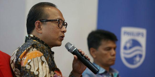 Suryo Suwignjo, Presiden Direktur Philips Indonesia, dan Fajaruddin Sihombing dalam Forum Diskusi Phillips/Prisma PR