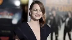 Emma Stone tersenyum saat menghadiri pemutaran perdana "Zombieland: Double Tap" di Teater Village Village di Los Angeles (10/10/2019). Di film terbarunya ini Emma Stone berperan sebagai Wichita/Krista. (AP Photo/Richard Shotwell)