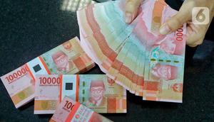 Pegawai memperlihatkan mata uang rupiah di salah satu gerai penukaran mata uang di Jakarta, Kamis (5/1/2023). Nilai tukar rupiah ditutup di level Rp15.616 per dolar AS pada Kamis (5/1) sore ini. Mata uang Garuda melemah 34 poin atau minus 0,22 persen dari perdagangan sebelumnya. (Liputan6.com/Angga Yuniar)