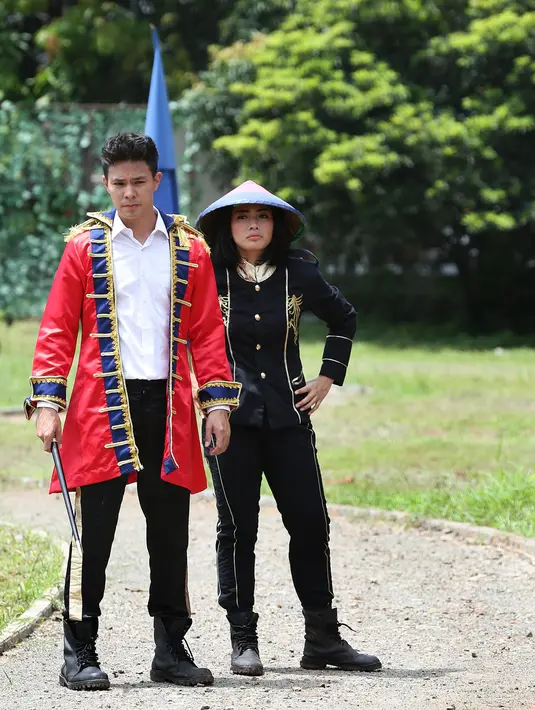 Keseruan tampak dari Fero selaku kapten dan Nabila yang menjabat sebagai Wakaku. Keduanya terlihat sedang berada di rintangan Slippery Wall. Bukan hal yang mudah sepertinya untuk melewati tahapan ini. (Bambang E. Ros/Bintang.com)