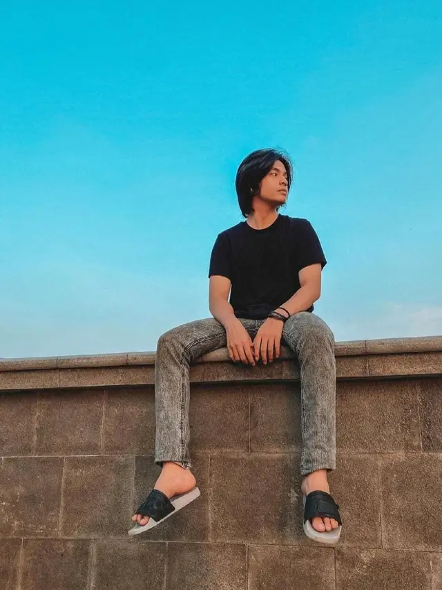 OOTD Angga Yunanda dengan Baju Hitam